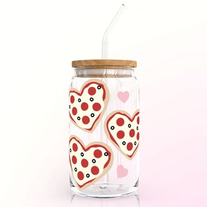 Puede incluir: Un tarro de vidrio transparente con tapa de madera y una pajita. El tarro est&aacute; decorado con rebanadas de pizza en forma de coraz&oacute;n.