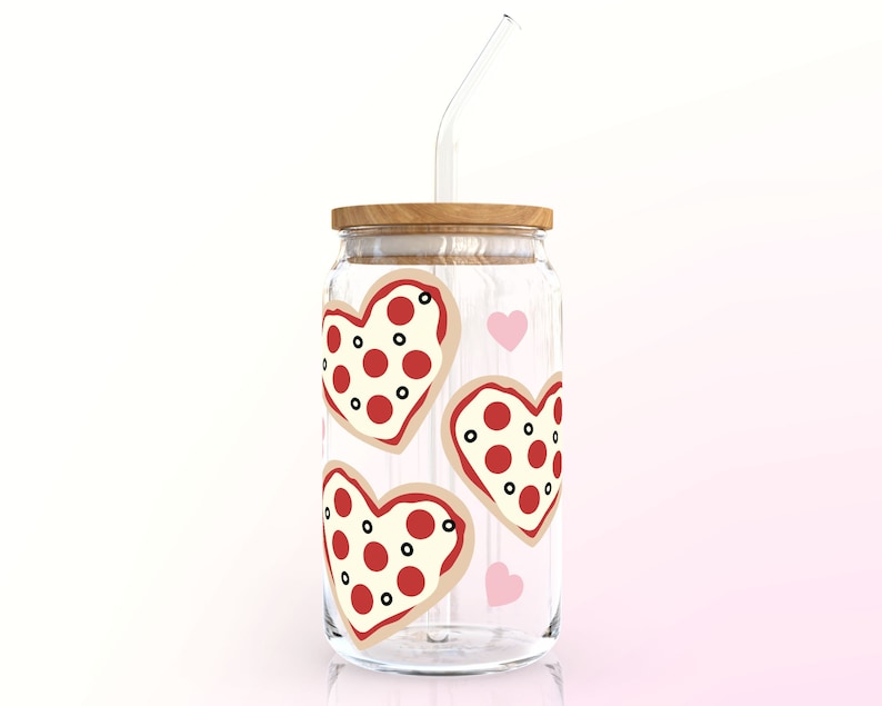 Puede incluir: Un tarro de vidrio transparente con tapa de madera y una pajita. El tarro est&aacute; decorado con rebanadas de pizza en forma de coraz&oacute;n.