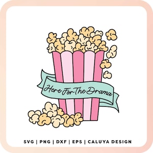 Puede incluir: Un cubo de palomitas de maíz a rayas rosa y blanco con una cinta azul que dice "Here For The Drama". El cubo está lleno de palomitas de maíz amarillas y hay algunos granos de palomitas de maíz esparcidos alrededor del cubo.