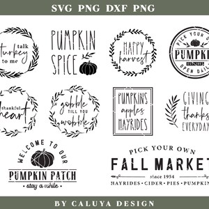 K&ouml;nnte beinhalten: Schwarz-wei&szlig;e Grafikdesigns f&uuml;r Herbst- und Herbstthemen. Die Designs beinhalten S&auml;tze wie "Pumpkin Spice", "Happy Harvest", "Gobble Till You Wobble", "Giving Thanks Everyday" und "Welcome to Our Pumpkin Patch".
