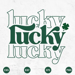 Op de afbeelding: Groen grafisch ontwerp met het woord "lucky" drie keer herhaald in verschillende stijlen. Een klavertje vier is opgenomen in het ontwerp.