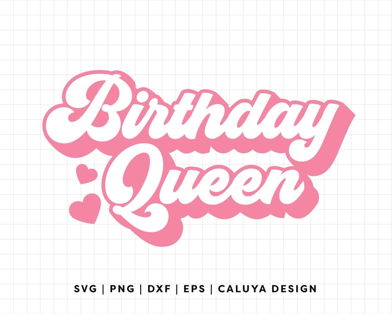 Op de afbeelding: Roze en wit grafisch ontwerp met de tekst "Birthday Queen" in een retro-lettertype. Twee kleine roze hartjes bevinden zich aan de linkerkant van het ontwerp.