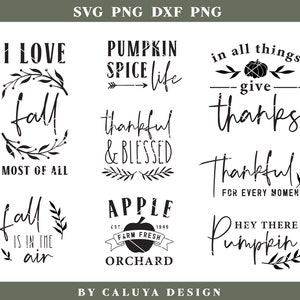 K&ouml;nnte beinhalten: Ein Set mit 9 schwarzen und wei&szlig;en SVG-Schnittdateien mit Herbst- und Thanksgiving-Motiven. Die Designs beinhalten "Ich liebe Herbst am meisten", "Pumpkin Spice Life", "In allem Dankbarkeit", "Dankbar und gesegnet", "Herbst liegt in der Luft", "Dankbar f&uuml;r jeden Moment", "Hey, K&uuml;rbis", und "Apfel-Bauernhof frisch Obstgarten".
