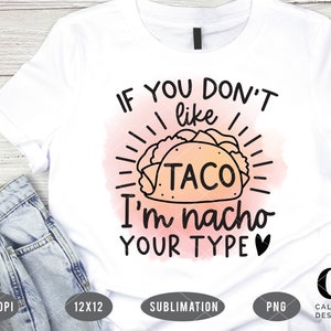 Puede incluir: Camiseta blanca con un fondo de acuarela rosa y texto negro que dice "Si no te gusta el taco, no soy tu tipo" con un gr&aacute;fico de taco de dibujos animados en blanco y negro.