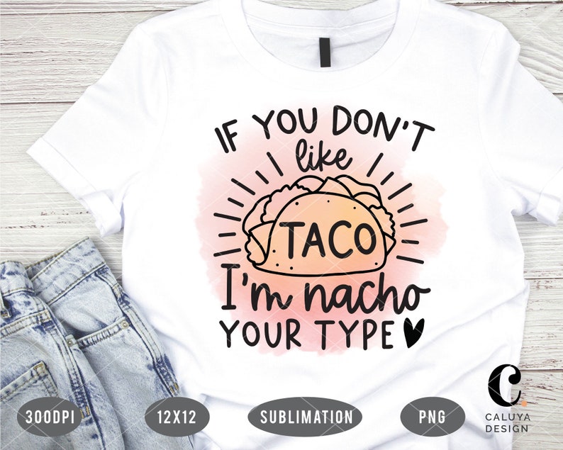 Puede incluir: Camiseta blanca con un fondo de acuarela rosa y texto negro que dice "Si no te gusta el taco, no soy tu tipo" con un gr&aacute;fico de taco de dibujos animados en blanco y negro.