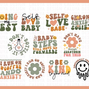 Op de afbeelding: Negen kleurrijke en ge&iuml;llustreerde grafische ontwerpen met tekst. De ontwerpen bevatten zinnen als "Mijn best doen", "Zelfliefde Baby", "Babystapjes", "Ik draai op koffie en angst" en "Wees aardig tegen je geest".