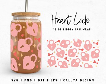Puede incluir: Un envoltorio para lata Libbey de 473 ml con un patrón de candados en forma de corazón rosa y dorado. El diseño incluye corazones con llaves y estrellas. "Heart Lock" y "16 OZ LIBBEY CAN WRAP" están escritos en negro.