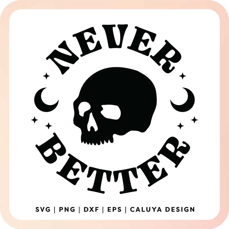 Pu&ograve; includere: Grafica in bianco e nero con un teschio e il testo "NEVER BETTER" in un cerchio. Il teschio &egrave; al centro del cerchio e il testo &egrave; intorno all'esterno del cerchio. Ci sono due lune crescenti e stelle intorno al teschio.