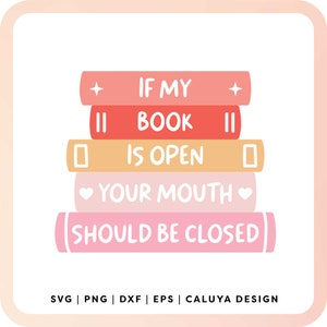 Op de afbeelding: Een stapel van vijf roze, oranje en rode boeken met de tekst "IF MY BOOK IS OPEN YOUR MOUTH SHOULD BE CLOSED" erop.