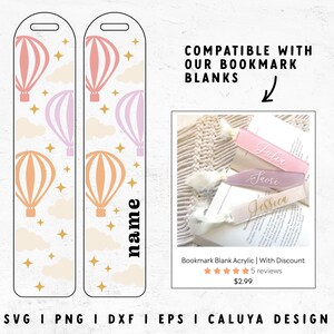 Op de afbeelding: Twee printbare bladwijzerontwerpen met luchtballonnen in roze, oranje en paars met gouden sterren en wolken. De tekst "name" staat op de rechter bladwijzer. De tekst "COMPATIBLE WITH OUR BOOKMARK BLANKS" staat bovenaan de afbeelding. De afbeelding toont ook drie acryl bladwijzers met de namen "Julia", "Saori" en "Jessica" erop.