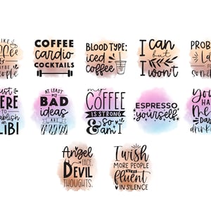 Puede incluir: Un conjunto de 12 ilustraciones de estilo acuarela con citas sobre el tema del caf&eacute;. Las citas incluyen "Me gusta el caf&eacute; y tal vez 3 personas", "C&oacute;cteles de cardio caf&eacute;", "Tipo de sangre: Caf&eacute; helado", "Puedo pero no lo har&eacute;", "Probablemente tarde para algo", "Solo aqu&iacute; para establecer una coartada", "Al menos mis malas ideas son divertidas", "Mi caf&eacute; es fuerte y yo tambi&eacute;n", "Expr&eacute;sate", "Me tuviste en el d&iacute;a de beber", "Cara de &aacute;ngel. Pensamientos diab&oacute;licos", y "Ojal&aacute; m&aacute;s gente fuera fluida en silencio".
