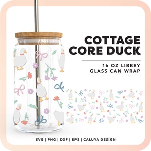 Puede incluir: Un envoltorio de lata de vidrio transparente con un diseño de patos, flores y lazos. El envoltorio es para una lata de vidrio Libbey de 473 ml. El texto "Cottage Core Duck" está en la parte superior de la imagen.