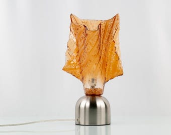 Sculpturale amberkleurige tafellamp: handgemaakte kunstlamp van gesmolten glas, tap-to-switch