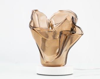 Amberkleurige tafellamp van gesmolten glas: handgemaakt modern accentlicht