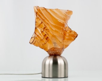 Bernsteinfarbene Lampe aus geschmolzenem Glas, handgefertigte Lampe: Moderne Tischleuchte, Einzigartige Kunst Beleuchtung