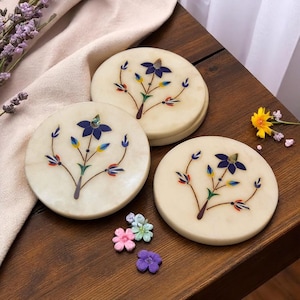 Handgjort marmorunderlägg med blommigt inlägg - Modern drinkdekor
