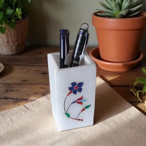 Witmarmeren pennenhouder met bloemen | Bureau-organizer | Kaarthouder | Make-upborstelhouder | Handgemaakt stenen handwerk | Cadeau kantoordecoratie