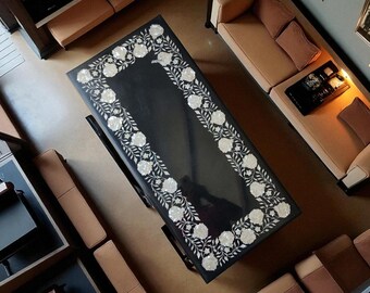 Mesa de centro con incrustaciones de mármol negro: Marquetería artesanal en piedra.