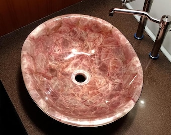 Ręcznie robiona umywalka nablatowa z różowego kwarcu – luksusowy wystrój łazienki w stylu spa
