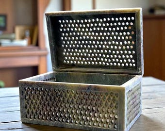 Caja de joyería de esteatita tallada a mano: diseño de celosía, organizador de recuerdos vintage.
