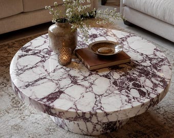 Runder Couchtisch aus Calacatta-Marmor, handgefertigtes Natursteinmöbelstück, luxuriöses Sockel-Mittelstück für moderne Wohnzimmergestaltung