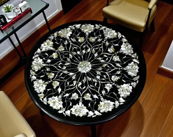Mesa de centro de mármol negro hecha a mano: incrustaciones de nácar y diseño floral de Pietra Dura