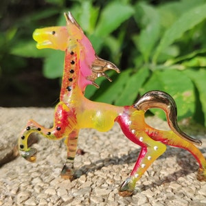 Horse Figurines Hand Painted Yellow Pink Blown Glass Art W&#39;22k Gold Trim Animals Collectible Gift Home Decor