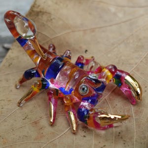 Petites figurines miniatures scorpion, art en verre soufflé peint à la main, bordure en or 22 carats, animaux de collection, cadeau décoration pour la maison, bleu orange