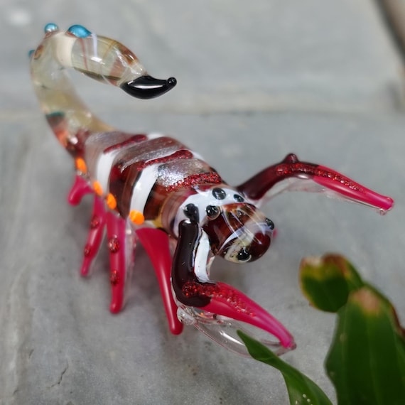 白と赤のサソリの置物 手描き マルチレッド 吹きガラス アート 動物 