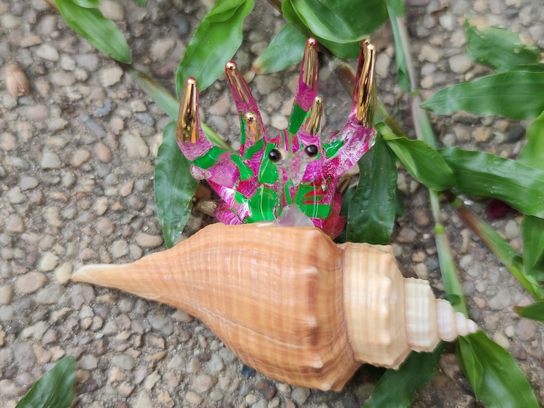 Seashell Hermit Crab Figurines Hand Painted Pink Green Blown Glass Mix Natural Shell Beach Animals Collectible Gift Home Decor