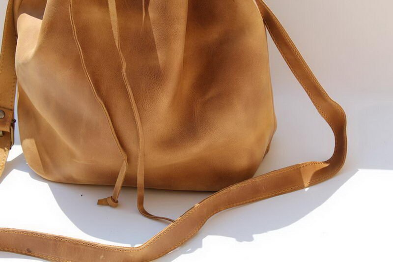 LEATHER BUCKET BAG Waxed Brown Yellow Size Large Leather 