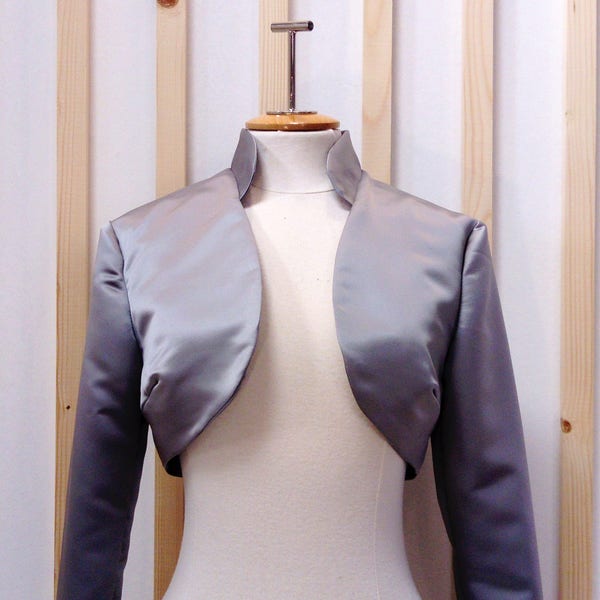 bolero manche longue en satin gris