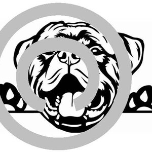 Peut inclure: Graphique en noir et blanc d'un visage de chien avec la bouche ouverte et la langue sortie. Les pattes du chien sont visibles en bas. Un motif en spirale grise recouvre partiellement le visage du chien.