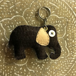Chaveiros de filhote de elefante - costurados à mão, únicos