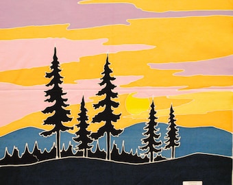 Puede incluir: Una colorida pintura de paisaje que presenta una puesta de sol con un cielo amarillo y naranja, nubes rosas y una cordillera azul. Los árboles de hoja perenne silueteados están en primer plano. La obra de arte tiene una base azul oscuro.