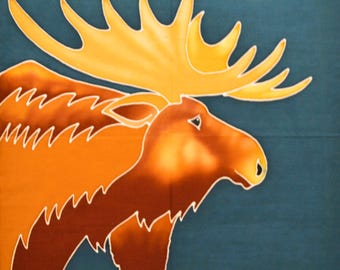 Puede incluir: Pintura estilizada de un alce de perfil. El alce está representado en tonos naranja y marrón, con una gran cornamenta de color amarillo dorado. El fondo es de color verde azulado oscuro y la imagen tiene un aspecto pintado a mano.