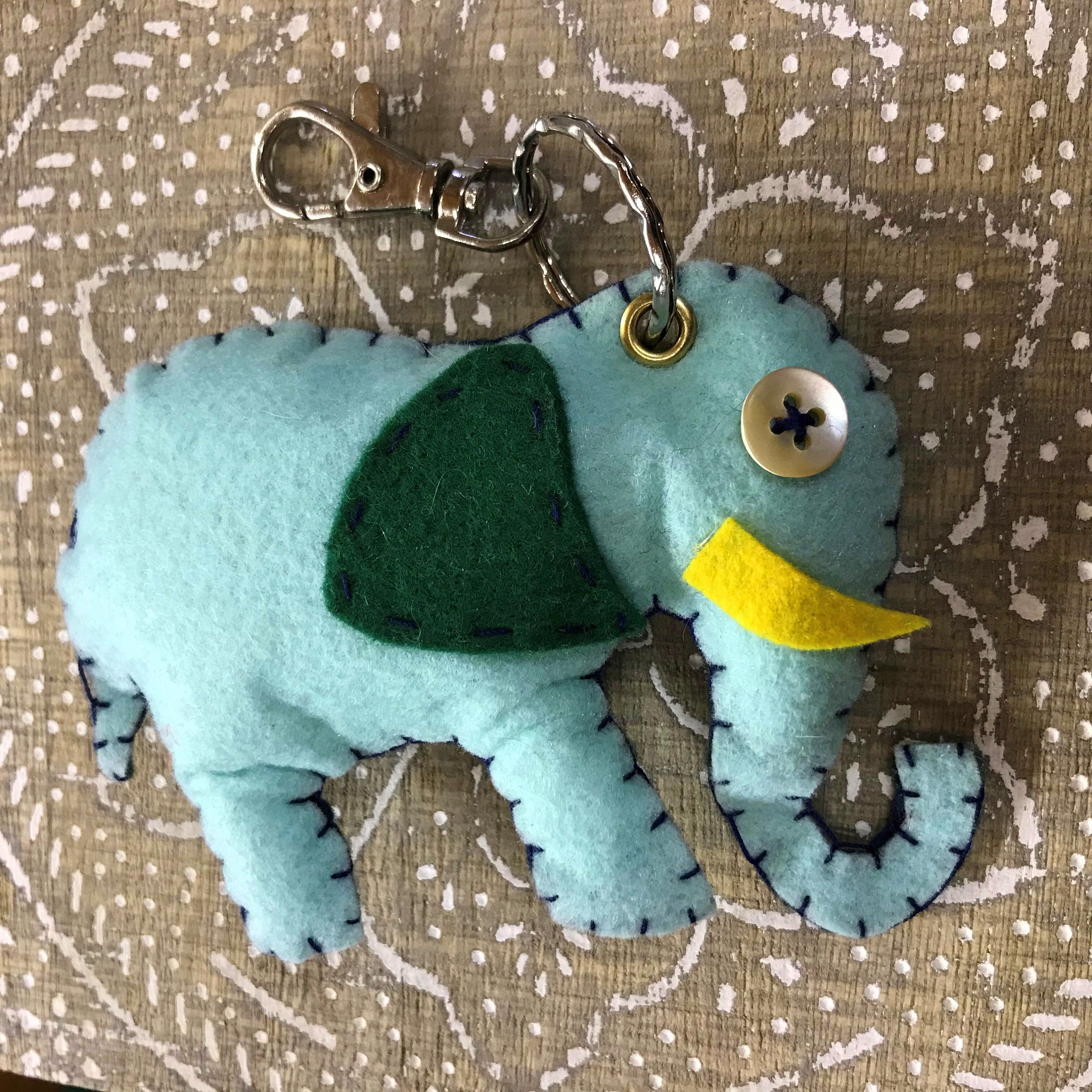 象のフェルトキーホルダー - 手縫い、唯一無二 - グループ 2 - Etsy 日本