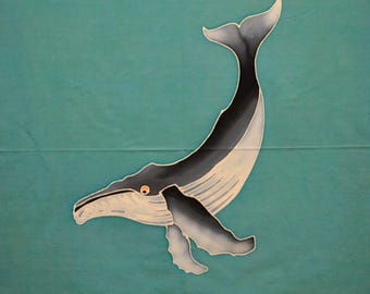 Puede incluir: Ilustración estilizada de una ballena en tonos grises y blancos sobre un fondo turquesa. La ballena se representa con un cuerpo curvado y una cola levantada, con detalles como aletas y un ojo. La obra de arte tiene una apariencia pintada.