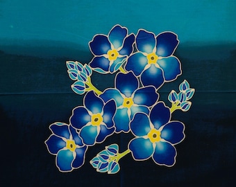 Puede incluir: Una pintura de flores azules de nomeolvides con centros amarillos y tallos verdes sobre un fondo azul oscuro. Las flores están detalladas con contornos blancos, creando un contraste llamativo. La obra de arte tiene un efecto degradado.