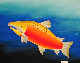 Puede incluir: Pintura vibrante de un salmón nadando en agua azul. El pez tiene cabeza amarilla, cuerpo naranja y aletas blancas. Pequeños puntos negros están dispersos en su espalda. El fondo transiciona de azul claro a azul oscuro.