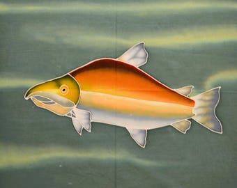 Puede incluir: Ilustración colorida de un pez con tonos naranja, amarillo y blanco. El pez tiene una forma distintiva con un hocico largo y se encuentra sobre un fondo verde y azul, creando una sensación de profundidad y movimiento.