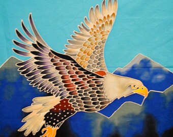 Puede incluir: Una pintura colorida de un águila en vuelo contra un cielo azul y un fondo montañoso. El águila tiene plumas detalladas en tonos marrones, negros, blancos y naranjas. La obra de arte es una representación vibrante de la naturaleza.