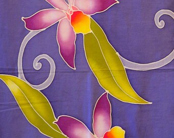 Puede incluir: Textil morado con un diseño floral de orquídeas. Las orquídeas tienen pétalos morados con centros amarillos y naranjas, y hojas verdes. Remolinos blancos acentúan el fondo.