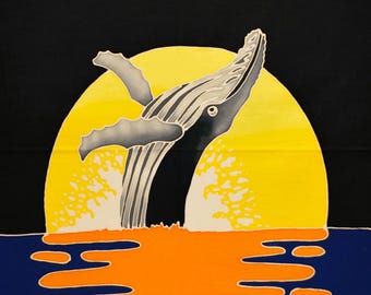 Puede incluir: Una pintura vibrante representa una ballena rompiendo el agua contra un sol amarillo. La ballena es gris y blanca, con un fondo negro. El agua es azul y naranja, creando un contraste llamativo.