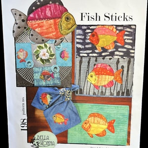 以下が含まれることがあります： 3つの魚のモチーフが描かれたカラフルなキルトパターン。パターン名は「Fish Sticks」で、パターン番号は198。このキルトパターンはBella Nonnaによるものです。