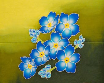 Puede incluir: Una pintura de flores azules de nomeolvides con centros amarillos y detalles blancos. Las flores se colocan sobre un fondo degradado de amarillo y verde. La obra de arte es un primer plano de las flores.