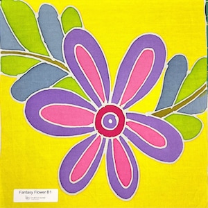 Puede incluir: Una flor morada con detalles rosas sobre un fondo amarillo. La flor tiene un centro rojo con un círculo blanco en el medio. La flor está rodeada de hojas verdes.