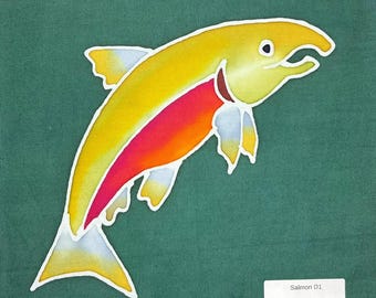 Puede incluir: Un panel de tela con una ilustración estilizada de un salmón con cabeza y lomo amarillos, una sección media de color rojo y naranja vibrante, y aletas azul claro sobre un fondo verde oscuro. Una etiqueta blanca muestra el texto Salmon D1.