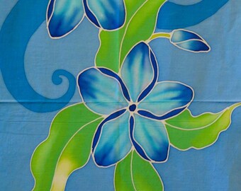 Puede incluir: Diseño floral azul con grandes flores de cinco pétalos en tonos azules y blancos, con hojas verdes y amarillas. La obra de arte tiene un aspecto pintado a mano, con un fondo azul claro.