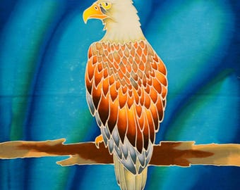 Puede incluir: Una pintura vibrante de un águila calva posada en una rama marrón sobre un fondo azul. El águila presenta plumas blancas, naranjas y marrones, con un pico y ojo amarillos. La obra de arte es una representación detallada del ave.